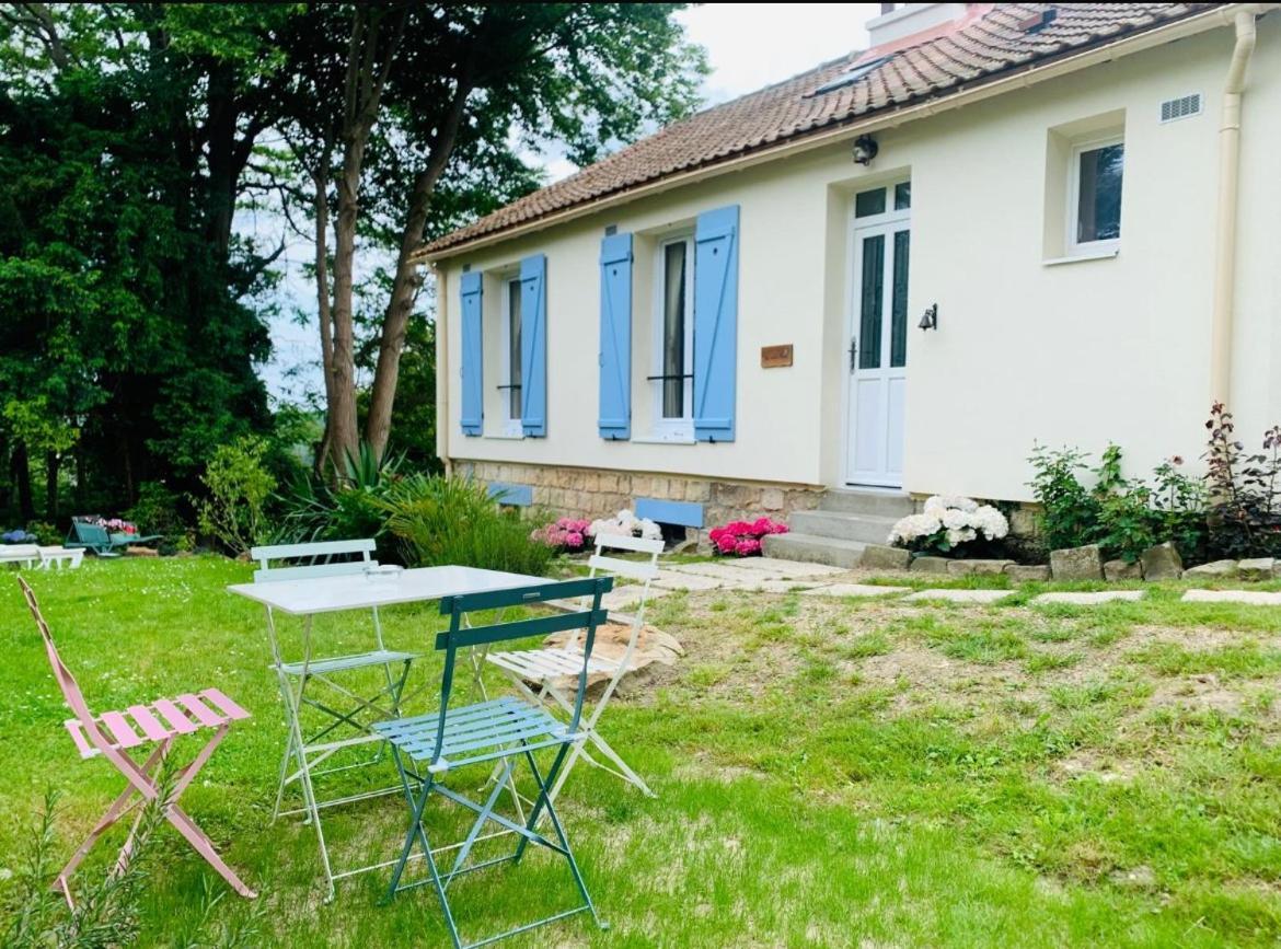 Les Volets Bleus Villa Parmain Exterior photo