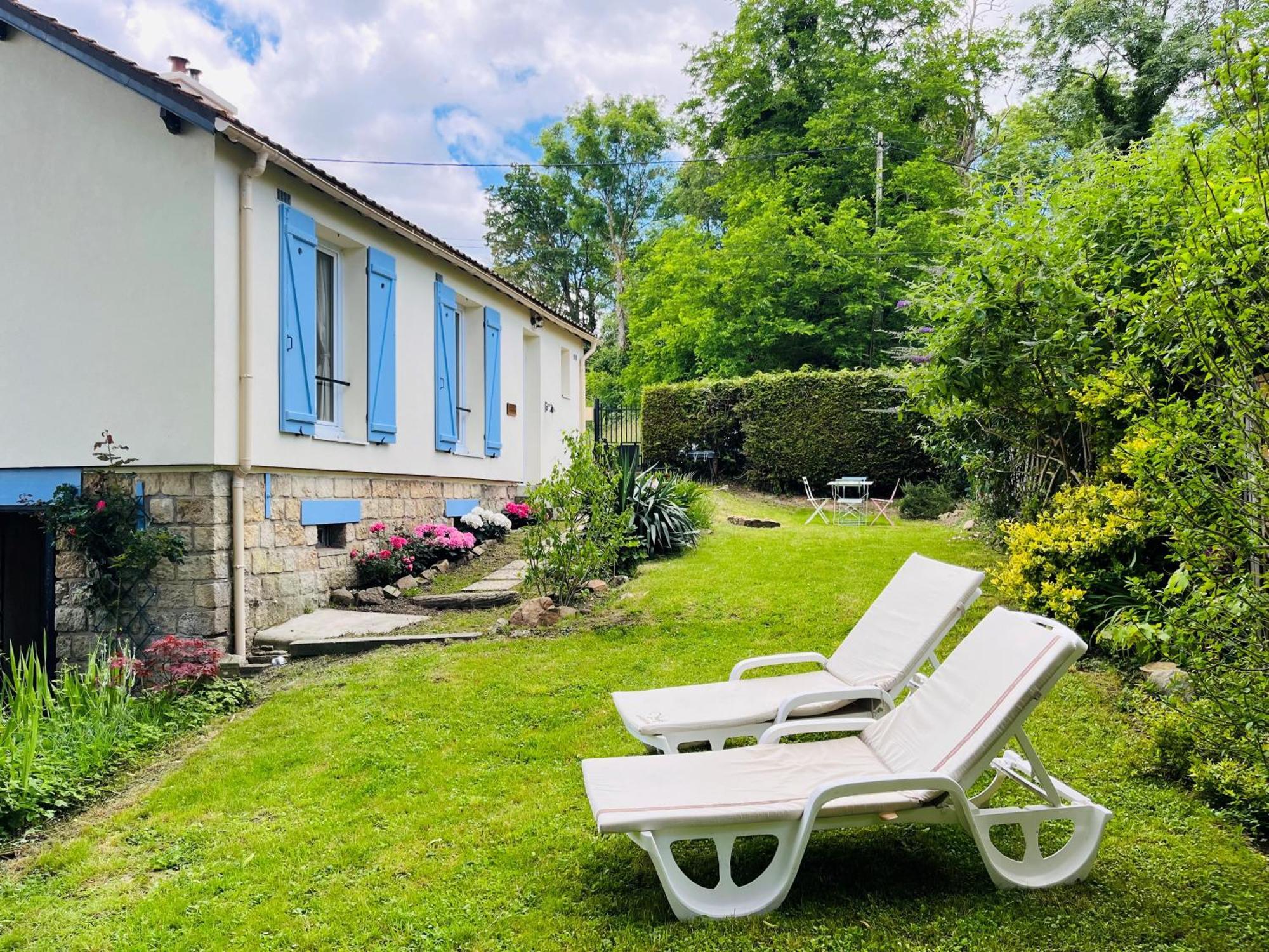Les Volets Bleus Villa Parmain Exterior photo