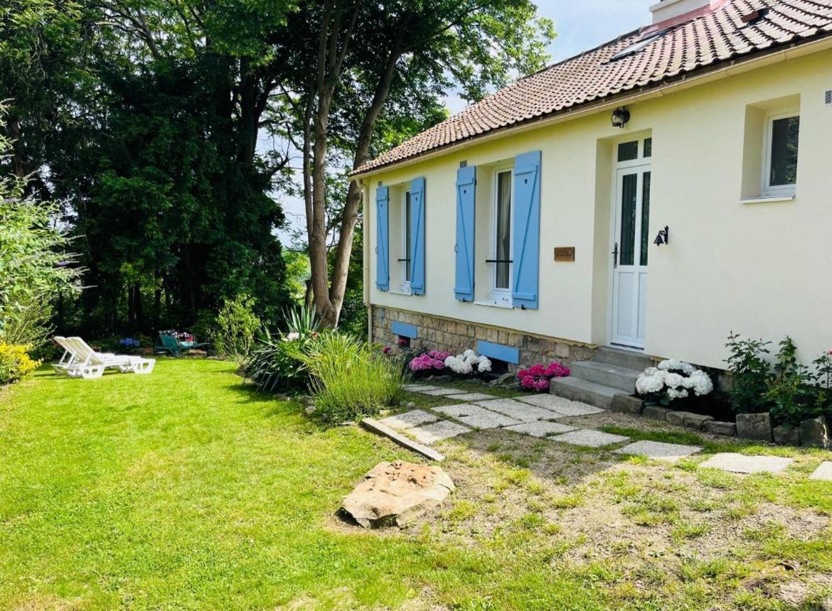 Les Volets Bleus Villa Parmain Exterior photo